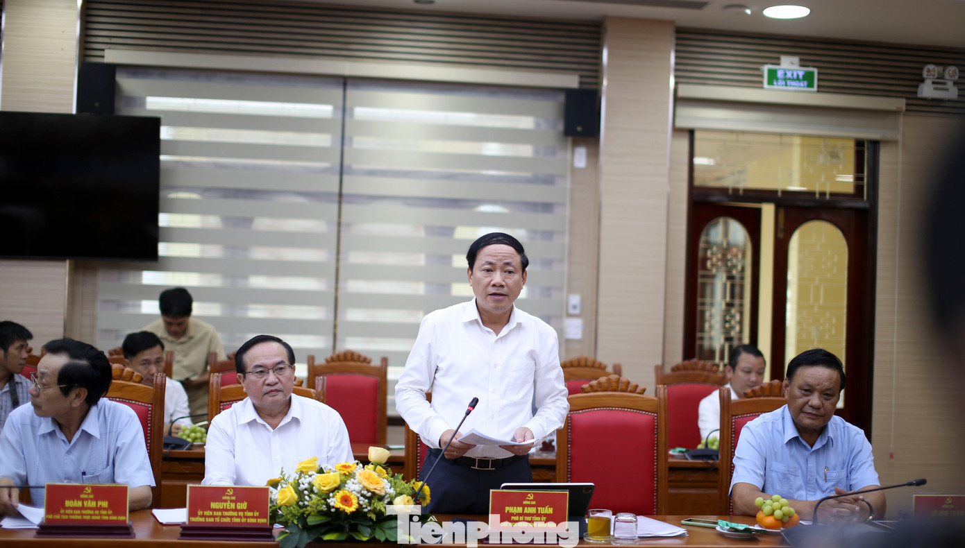 Ông Phạm Anh Tuấn – Chủ tịch UBND tỉnh Bình Định trình bày đề án. Ảnh: Trương Định