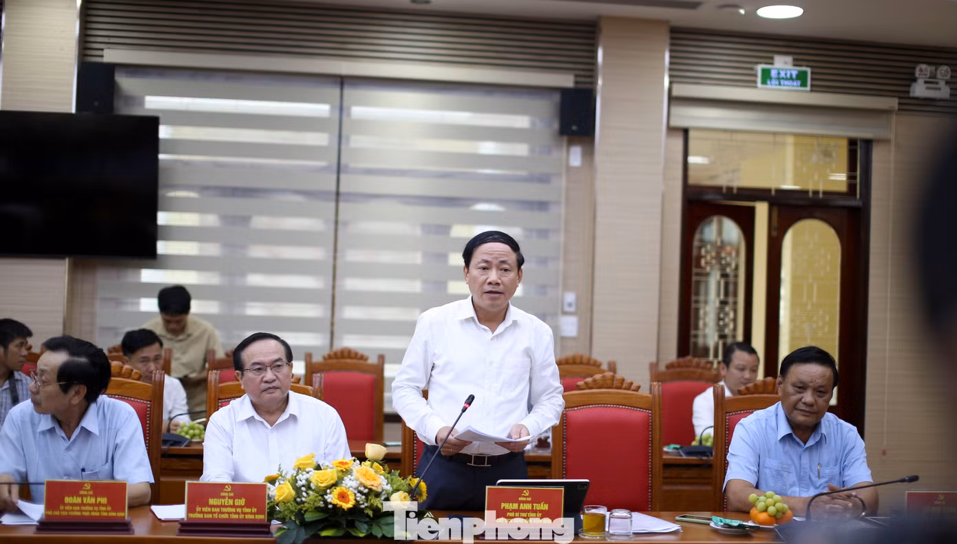 Ông Phạm Anh Tuấn – Chủ tịch UBND tỉnh Bình Định trình bày đề án. Ảnh: Trương Định