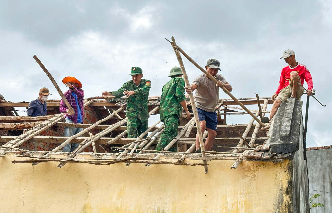 Huy động mọi lực lượng hỗ trợ người dân.