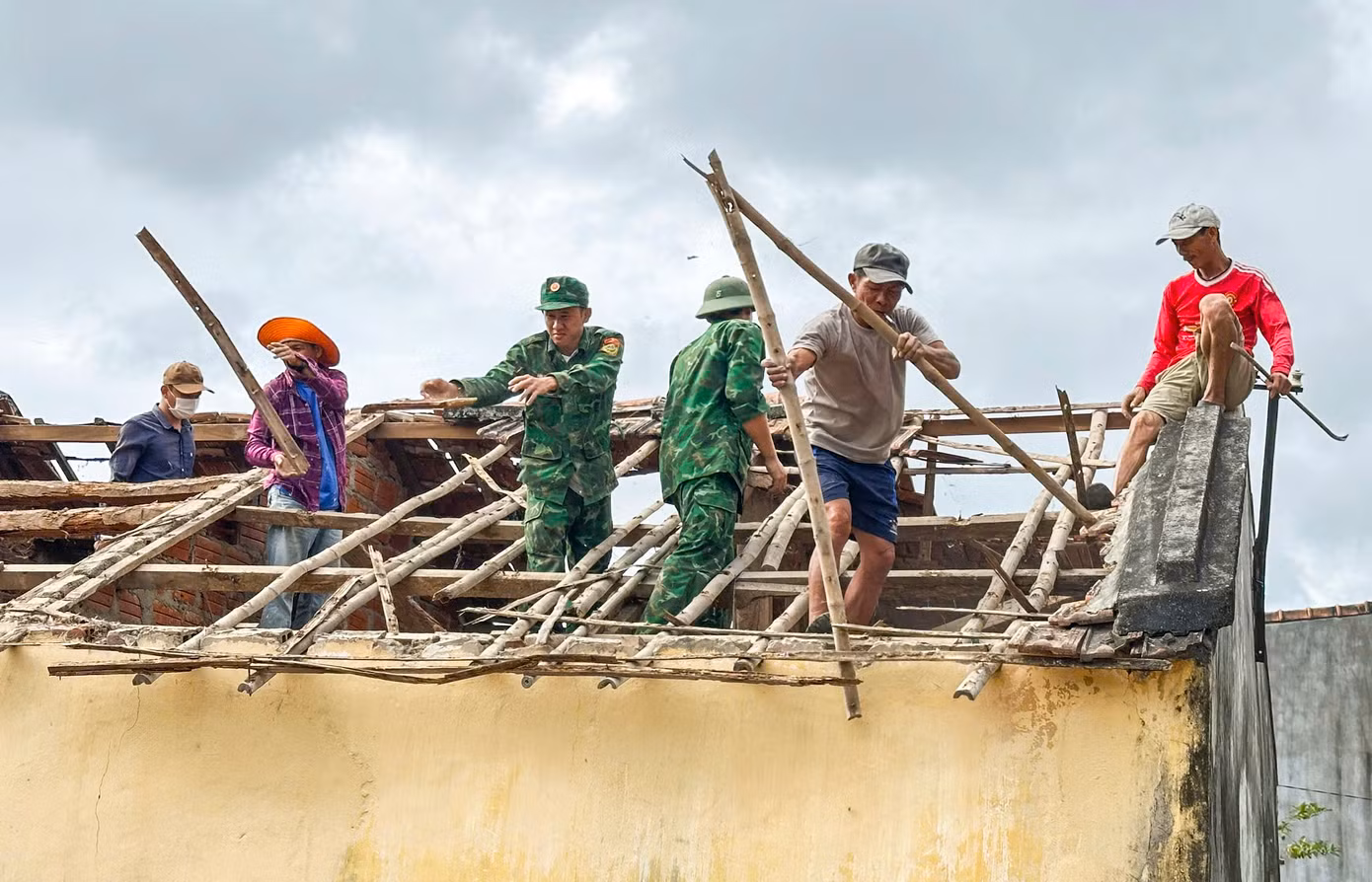 Huy động mọi lực lượng hỗ trợ người dân.