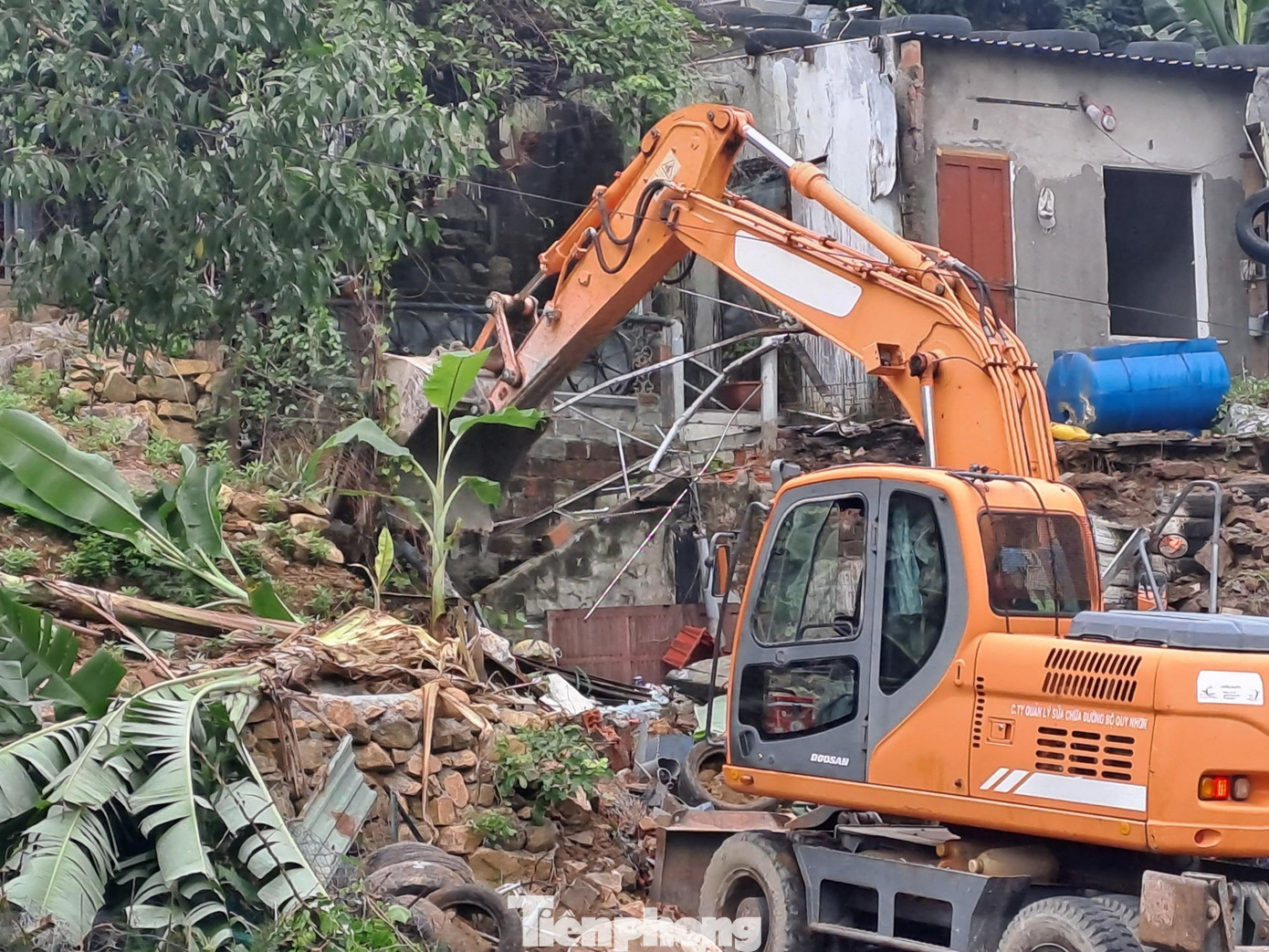 Như Tiền Phong đưa tin, tại phường Ghềnh Ráng, “làn sóng” bao chiếm xây dựng trái phép diễn ra nhiều năm, song chính quyền địa phương vẫn không xử lý dứt điểm khiến người dân, dư luận bức xúc. Mới đây, tại cuộc họp nghe báo cáo tình hình công tác kiểm tra, xử lý các trường hợp lấn chiếm đất đai, sử dụng đất không đúng mục đích, xây dựng công trình, vật kiến trúc trái phép trên địa bàn phường, Chủ tịch TP Quy Nhơn Ngô Hoàng Nam đã phê bình Đảng ủy và UBND phường Ghềnh Ráng trong công tác quản lý đất đai, xây dựng trên địa bàn phường trong thời gian qua. Ảnh: Trương Định