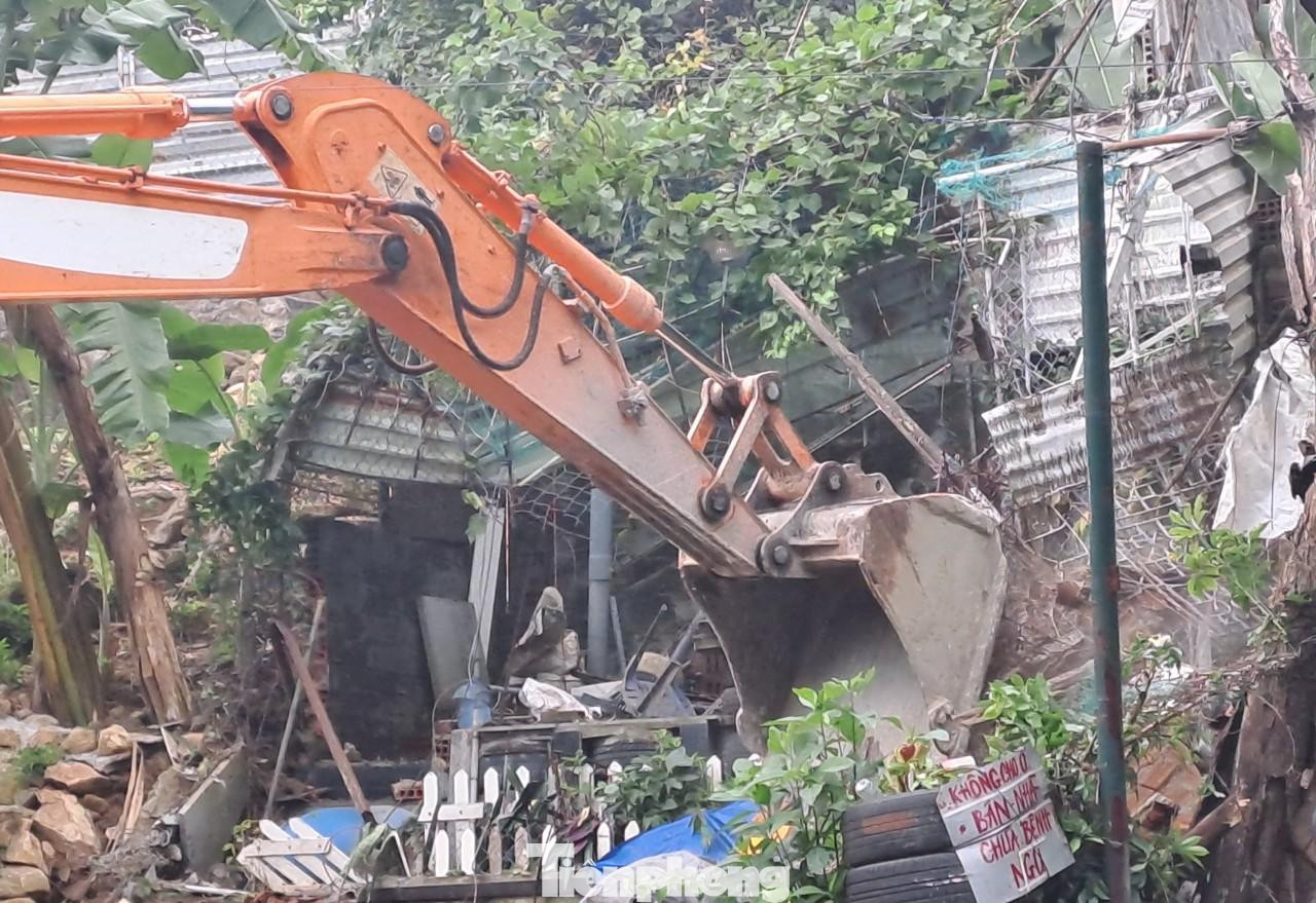 UBND TP Quy Nhơn cũng giao Đội Trật tự đô thị TP chủ trì, phối hợp UBND phường Ghềnh Ráng và các đơn vị có liên quan tham mưu UBND TP xây dựng kế hoạch tổ chức cưỡng chế vi phạm hành chính trên lĩnh vực đất đai, xây dựng đối với 16 trường hợp còn lại dọc tuyến QL 1D thuộc các khu vực của phường Ghềnh Ráng theo đúng quy định pháp luật. Ảnh: Trương Định
