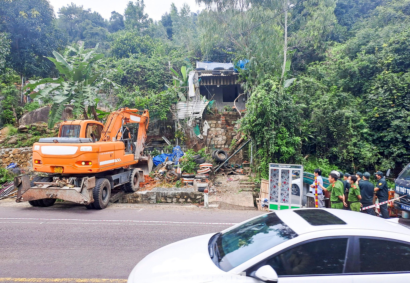 Ông Vũ Huy Hảo - Phó Chủ tịch UBND phường Ghềnh Ráng cho biết, trong ngày hôm nay và ngày mai sẽ tiến hành 4 trường hợp (trong tổng số 16 trường hợp), các trường hợp khác còn lại theo lịch UBND TP Quy Nhơn sắp xếp sẽ tiến hành cưỡng chế tháo dỡ tiếp theo. Ảnh: Trương Định