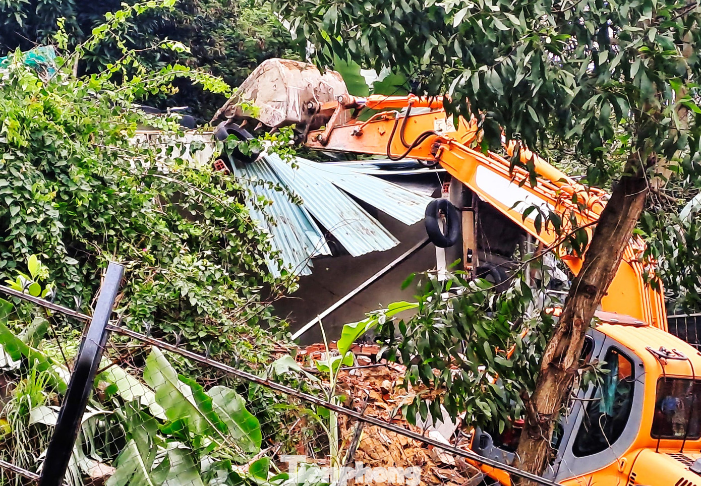 Theo ông Hảo trước khi tháo dỡ, UBND phường đã vận động, tuyên truyền đến người dân. Ảnh: Trương Định