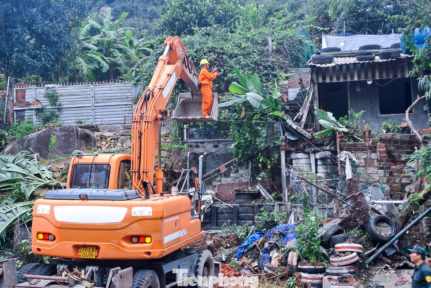 Sáng 15/12, UBND phường Ghềnh Ráng (TP Quy Nhơn, Bình Định) phối hợp với các cơ quan liên quan tiến hành tháo dỡ một số trường hợp xây dựng trái phép trên tuyến QL 1D. Ảnh: Trương Định