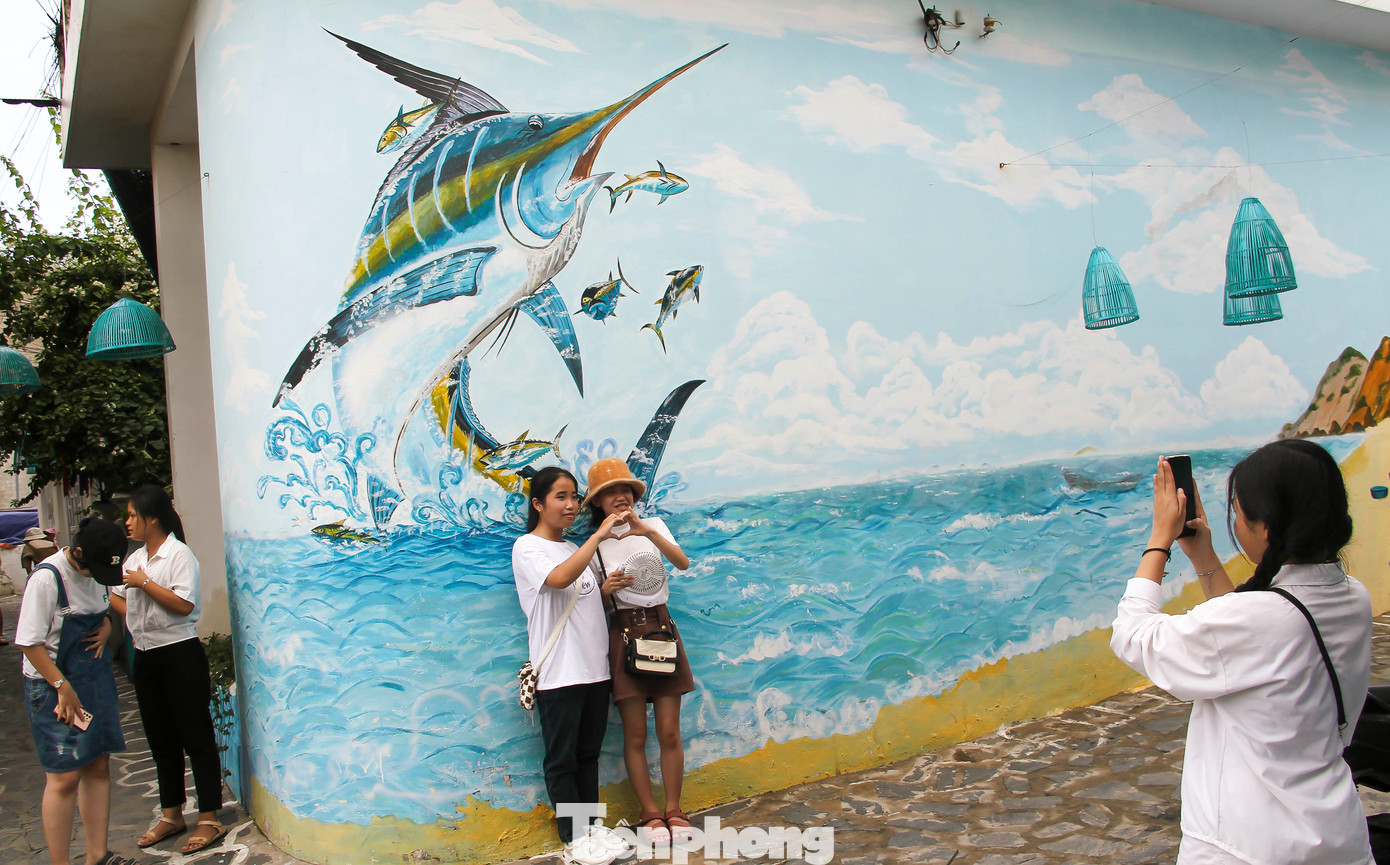 Theo ông Danh, địa phương sắp tới tiếp tục nhân rộng mô hình để làm xanh, đẹp những tuyến đường, qua đó góp phần phát triển du lịch cộng đồng. Ảnh: Trương Định.