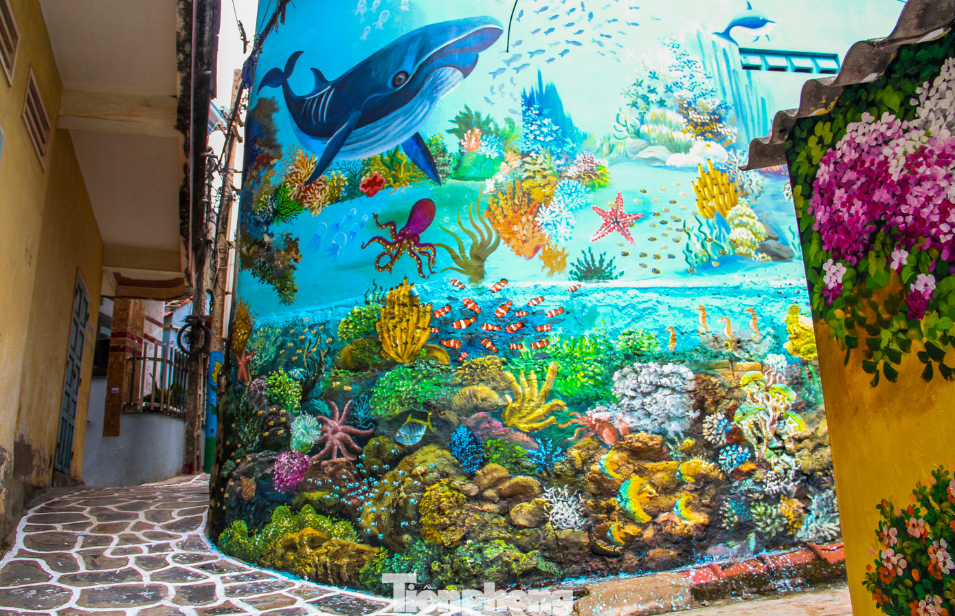 Dọc hai bên tường một số lối đi là những bức tranh được tô vẽ đẹp mắt, khắc họa bao câu chuyện tuyệt đẹp, tái hiện cuộc sống mưu sinh của cư dân làng chài. Nơi đây cũng đang là điểm đến thu hút đông đảo người dân, du khách đến khám phá, check-in. Ảnh: Trương Định.