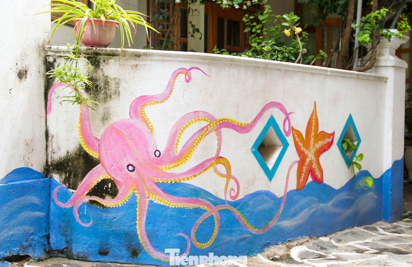 Chị Đỗ Thị Tuyết Nhung – một du khách đến từ Phú Yên cho biết rất thích thú khi đến tham quan, trải nghiệm tại những con đường bích họa. Ngoài tranh bích họa, chị còn tận hưởng được không khí thoáng mát với tiếng sóng biển vỗ rì rào ngày đêm. Ảnh: Trương Định.