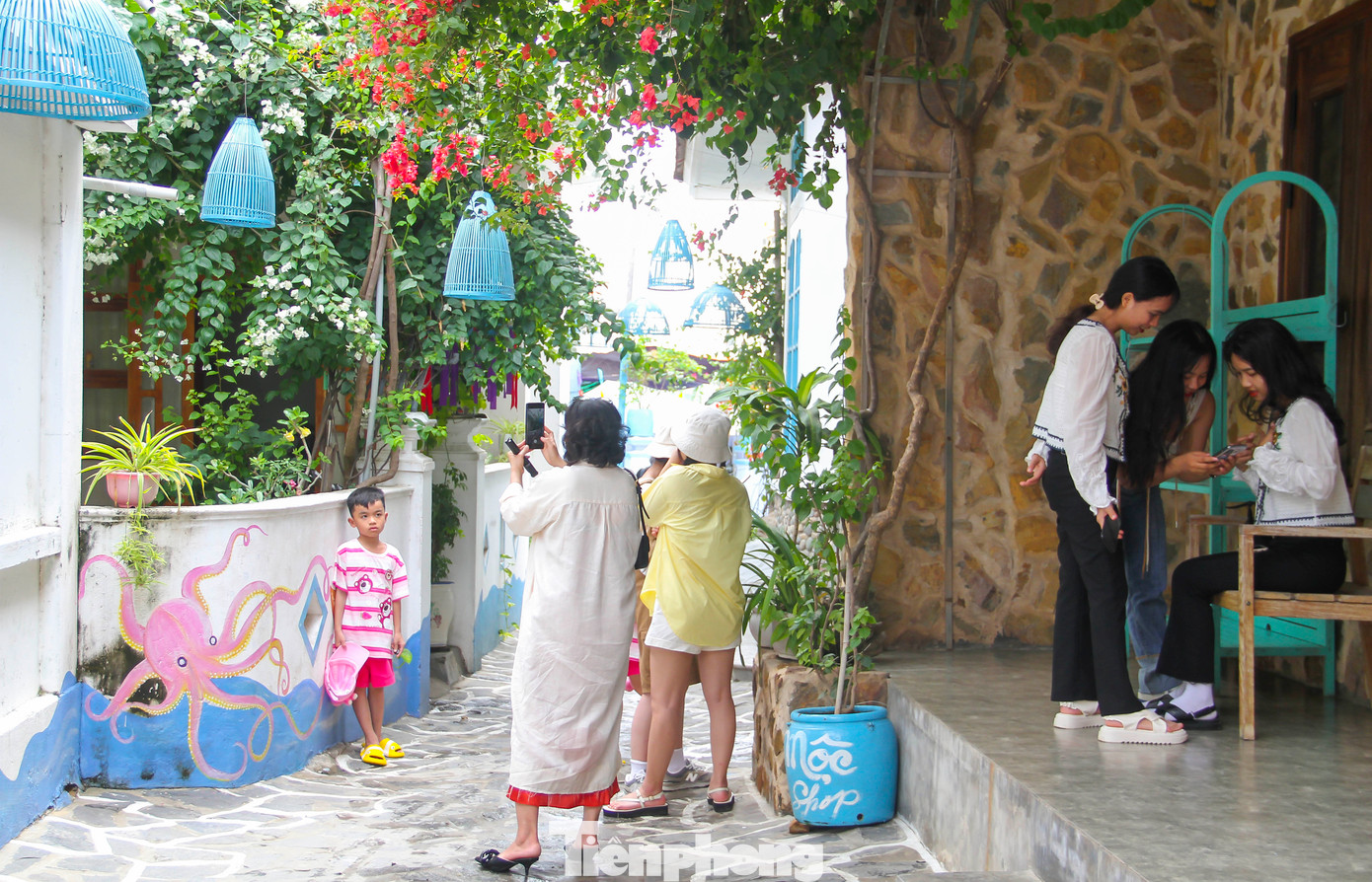 Ông Nguyễn Thành Danh – Phó Chủ tịch UBND xã Nhơn Lý cho biết hiện có 3 tuyến đường được lát đá xanh và trang trí những bức tranh bích họa. Nguồn vốn xây dựng từ xã hội hóa. Từ ngày có những tuyến đường này khách du lịch đến tham quan chụp hình rất đông. Ảnh: Trương Định.