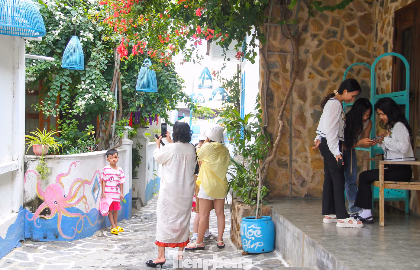 Ông Nguyễn Thành Danh – Phó Chủ tịch UBND xã Nhơn Lý cho biết hiện có 3 tuyến đường được lát đá xanh và trang trí những bức tranh bích họa. Nguồn vốn xây dựng từ xã hội hóa. Từ ngày có những tuyến đường này khách du lịch đến tham quan chụp hình rất đông. Ảnh: Trương Định.