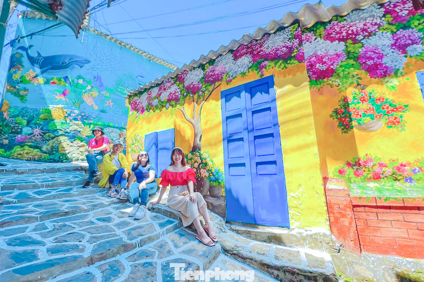 Người dân, du khách đến tham quan chụp ảnh tại những con đường bích họa. Ảnh: Hoàng Lợi.