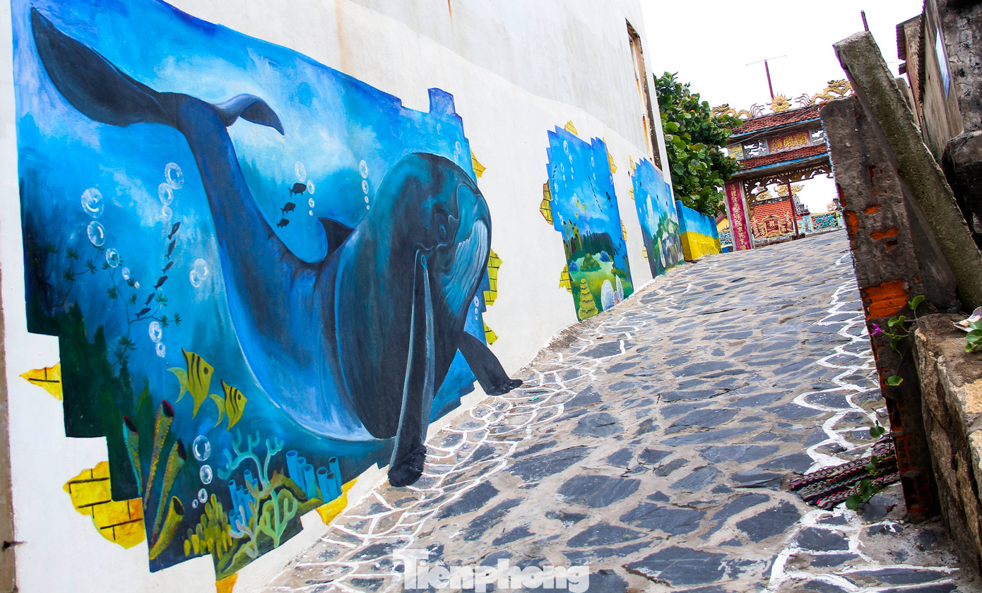 Nơi đây, những ngôi nhà mang kiến trúc đặc trưng của vùng duyên hải với mái thấp, hàng rào đá, trước mỗi nhà đều có hàng tam cấp hoặc bậc thang đá để vào nhà. Những ngôi nhà xếp dần về hướng đồi núi, hướng mặt ra biển. Ảnh: Trương Định.