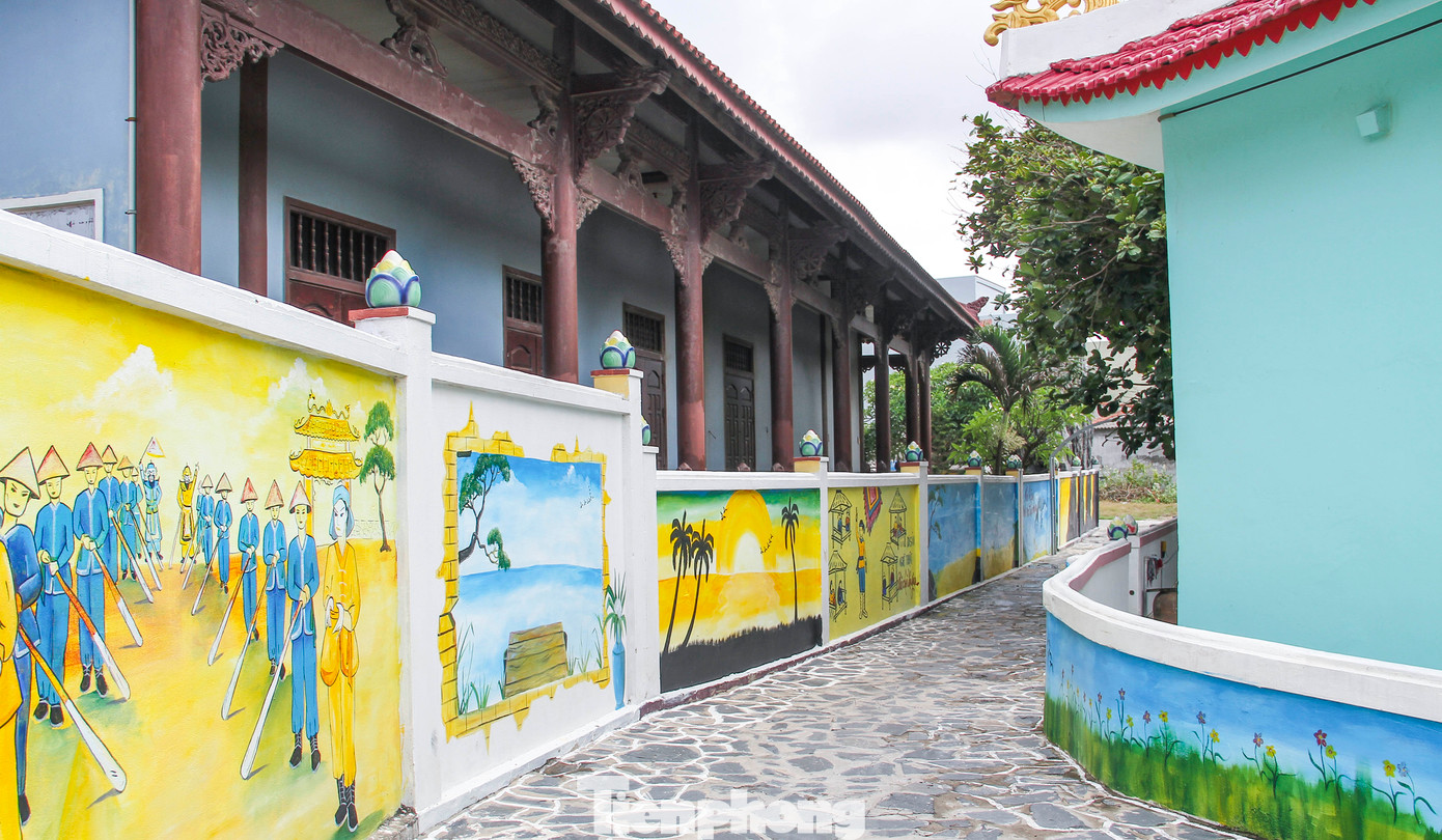 Một số hộ dân kinh doanh đồ ăn, nước uống nơi đây cho biết từ ngày có những con đường được lát xanh, tô vẽ những bức tranh đẹp mắt, du khách qua lại rất đông nên có thêm công việc để làm, có thêm thu nhập. Ảnh: Trương Định.