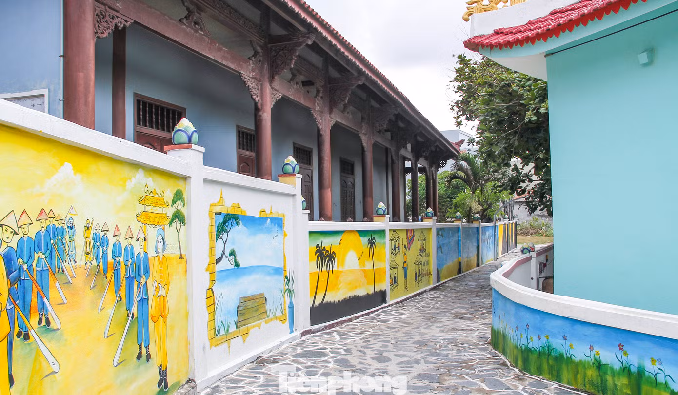 Một số hộ dân kinh doanh đồ ăn, nước uống nơi đây cho biết từ ngày có những con đường được lát xanh, tô vẽ những bức tranh đẹp mắt, du khách qua lại rất đông nên có thêm công việc để làm, có thêm thu nhập. Ảnh: Trương Định.