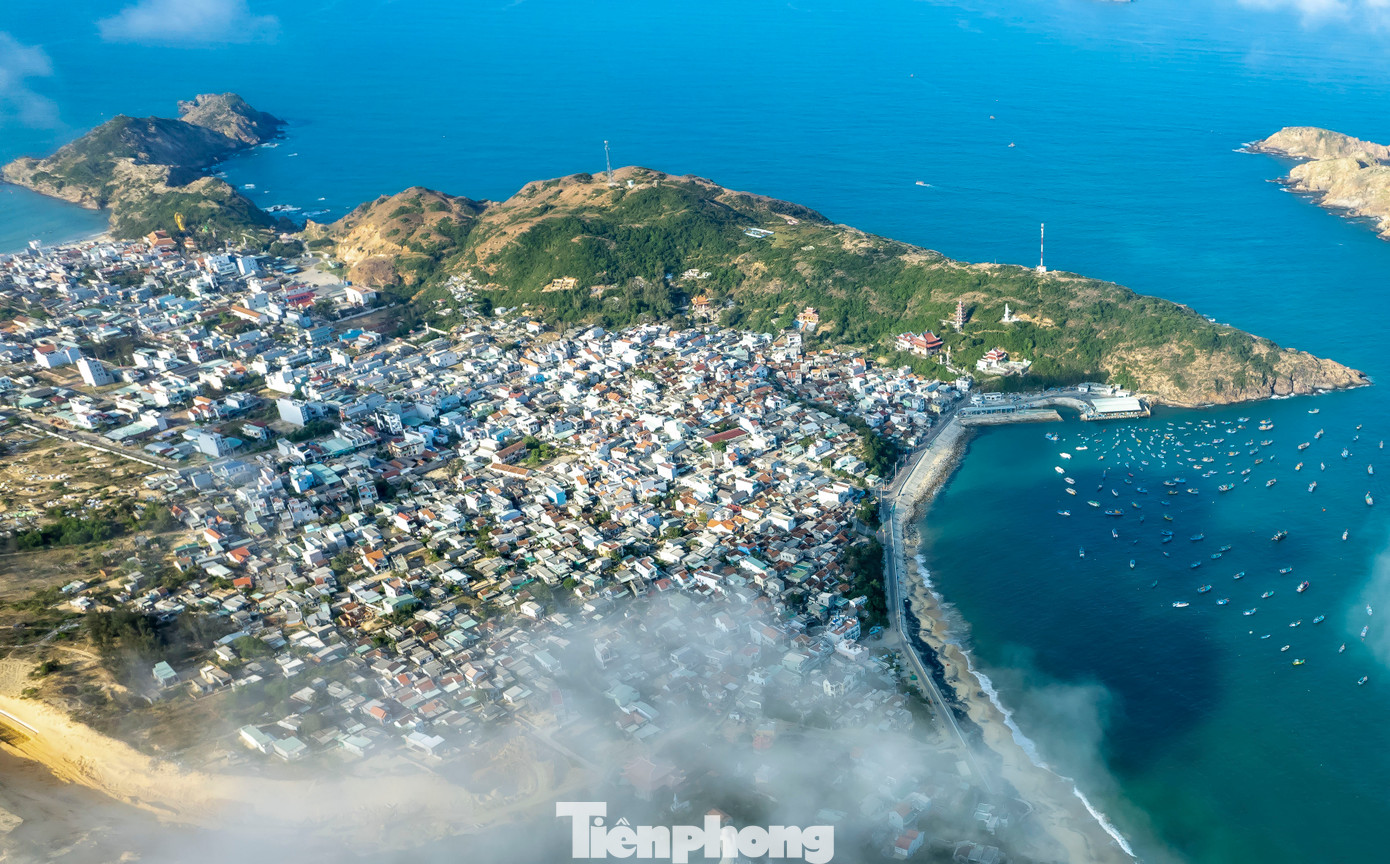 Xã Nhơn Lý nằm cách TP Quy Nhơn (Bình Định) khoảng chừng 20 km. Ngoài những thắng cảnh nơi check-in quen thuộc như Eo Gió, Kỳ Co, Nhơn Lý còn có một làng chài nhỏ hoang sơ. Ảnh: Trương Định.