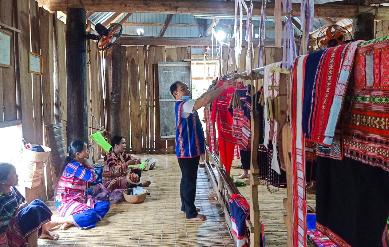 Là một nghệ nhân, đồng thời cũng là Phó Chủ tịch UBND xã Canh Thuận (huyện Vân Canh), bà Đinh Thị Xuân Bông luôn động viên người dân trong làng kiên trì giữ gìn bản sắc văn hóa truyền thống của dân tộc Bana, qua đó góp phần tạo sản phẩm để tăng thu nhập cho gia đình. Ảnh: Tuệ An