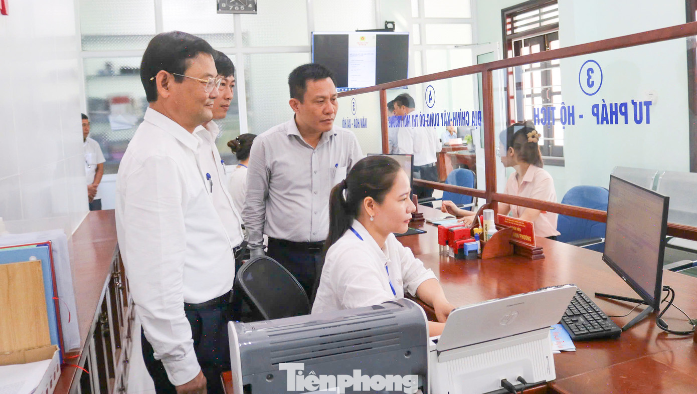 Phó Chủ tịch UBND tỉnh Nguyễn Tự Công Hoàng (bên trái) kiểm tra tại phường Bồng Sơn.