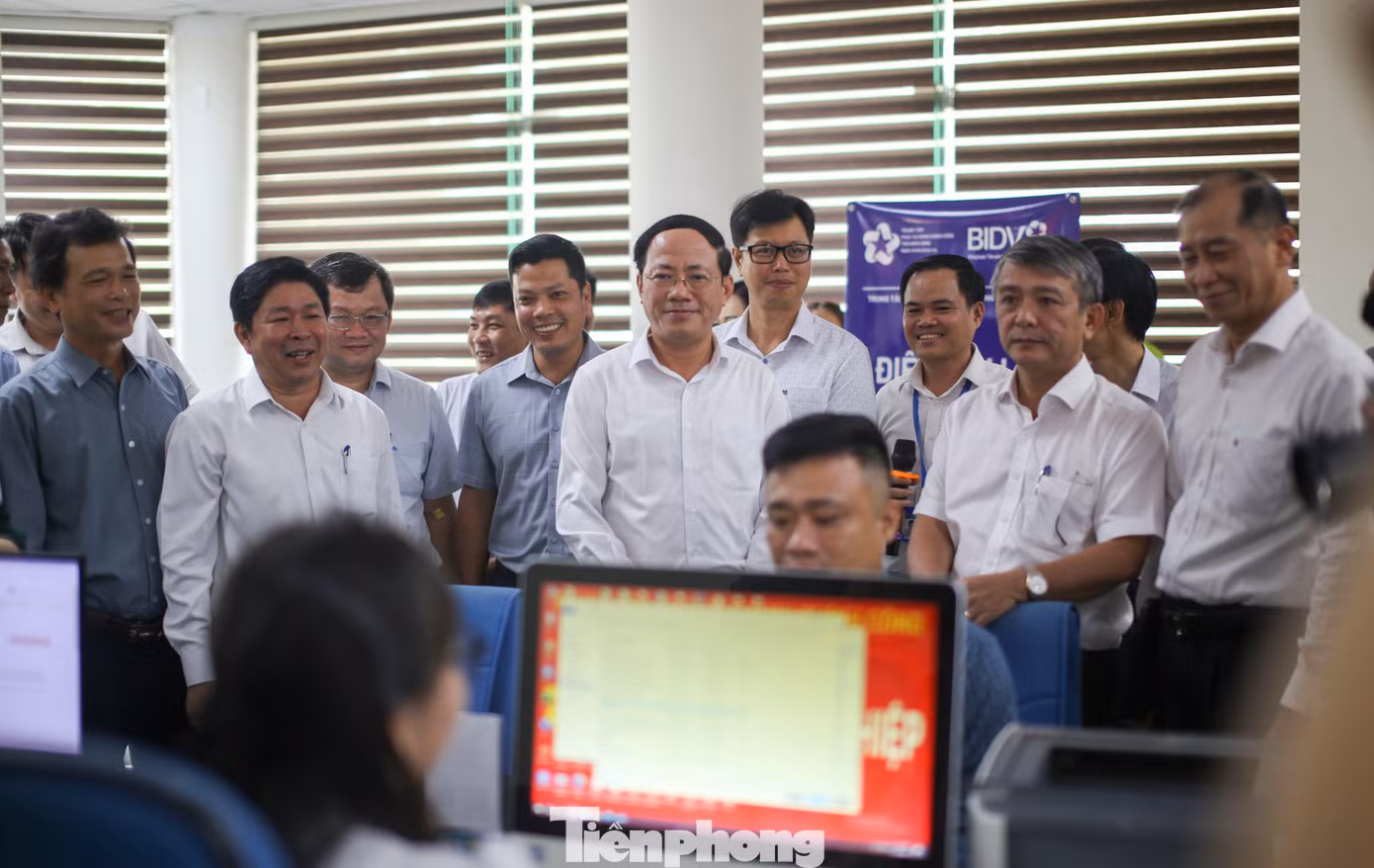 Chủ tịch tỉnh Bình Định Phạm Anh Tuấn (hàng đầu, thứ 3 từ phải qua) trực tiếp theo dõi quá trình tiếp nhận và xử lý hồ sơ. Ảnh: Trương Định