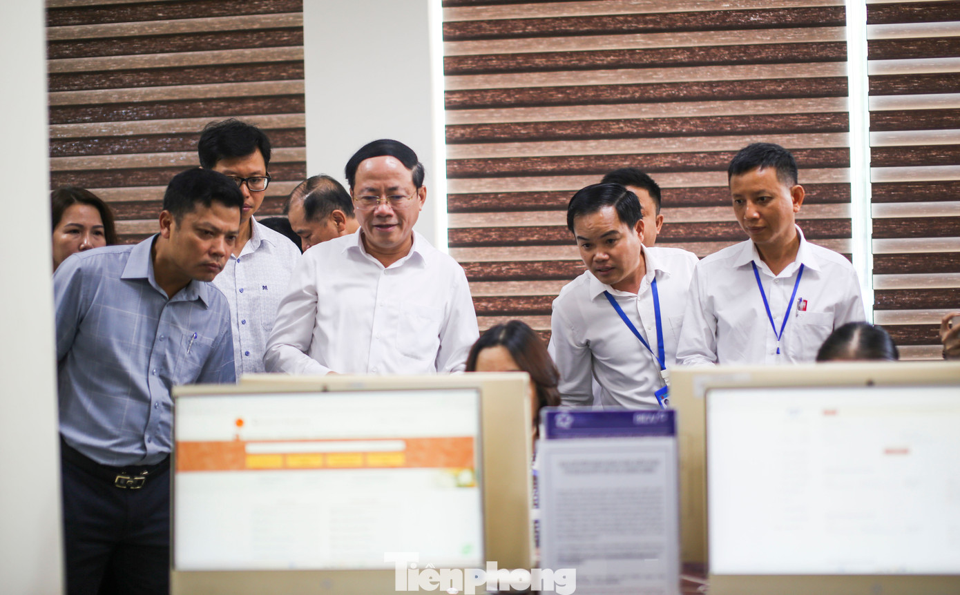 Công tác vận hành thử tiếp nhận và xử lý thủ tục hành chính ở 58 xã, phường mới trên địa bàn tỉnh Bình Định vào ngày 20/6 vừa qua. Ảnh: Trương Định