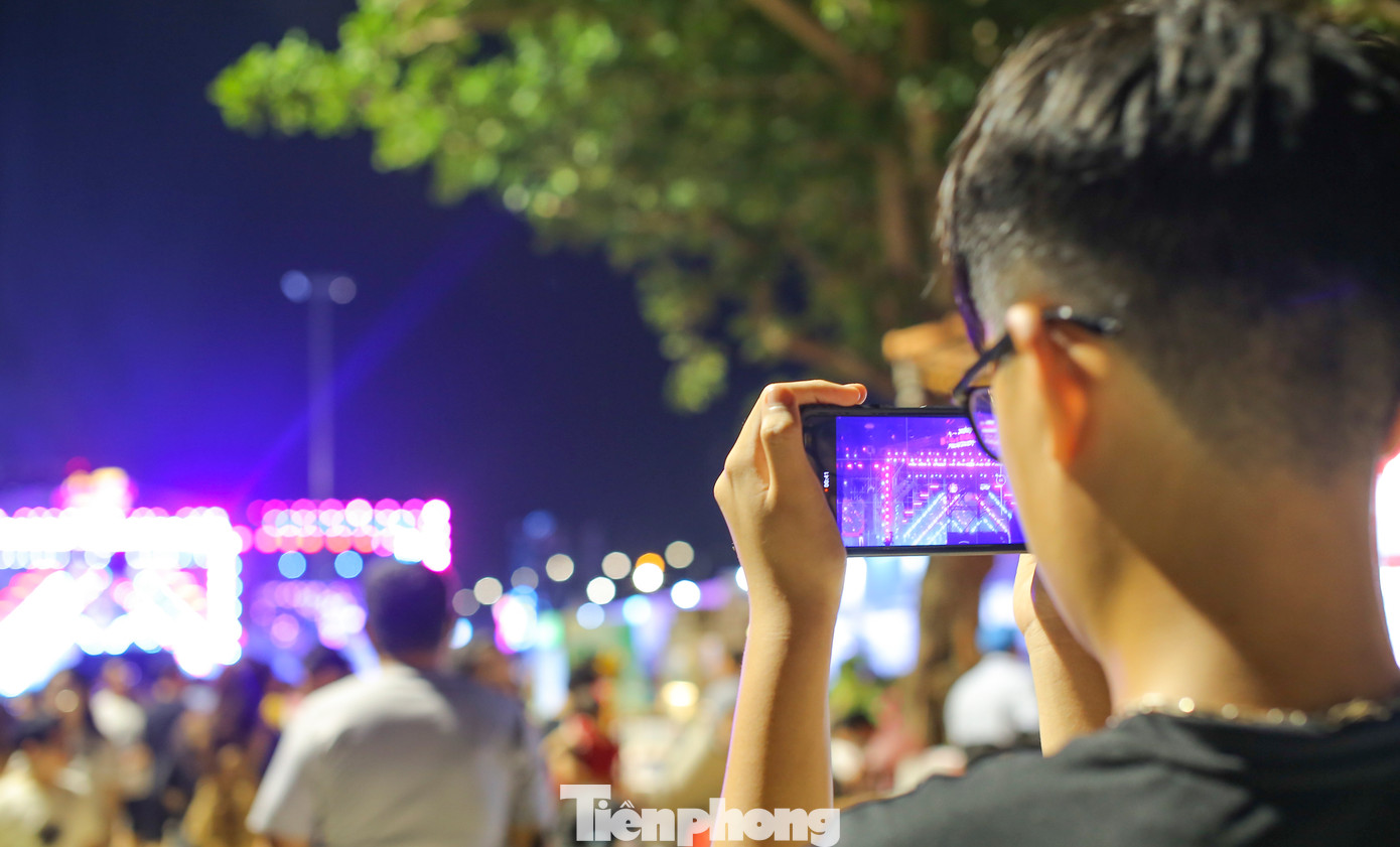 Ghi lại những khoảnh khắc trong đêm bế mạc. Ảnh: Trương Định