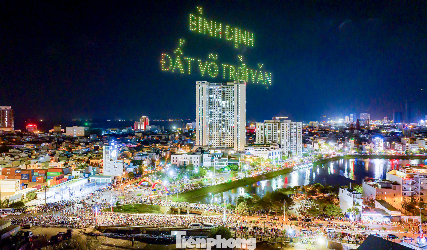 Dòng người đổ về trong đêm bế mạc. Ảnh Dũng Nhân