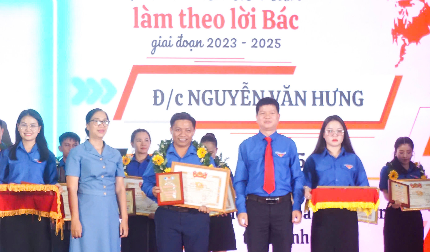 Anh Hưng được tuyên dương “Thanh niên tiên tiến làm theo lời Bác” tỉnh Bình Định giai đoạn 2023 – 2025. Ảnh: Trương Định
