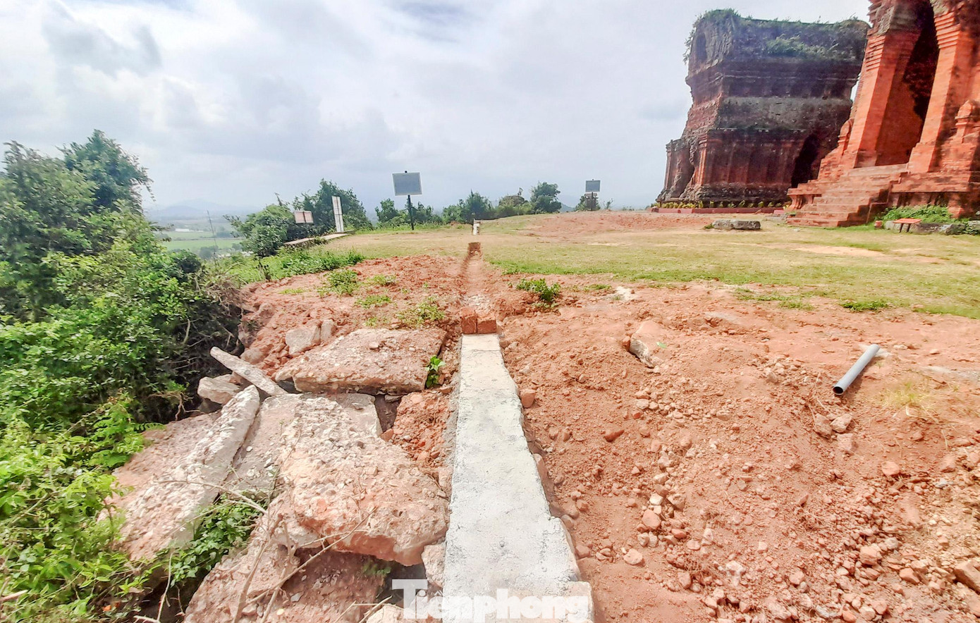 Ngổn ngang đào bới tại công trường thi công tu bổ Tháp Bánh Ít. Ảnh: Trương Định Ngổn ngang đào bới tại công trường thi công tu bổ Tháp Bánh Ít. Ảnh: Trương Định