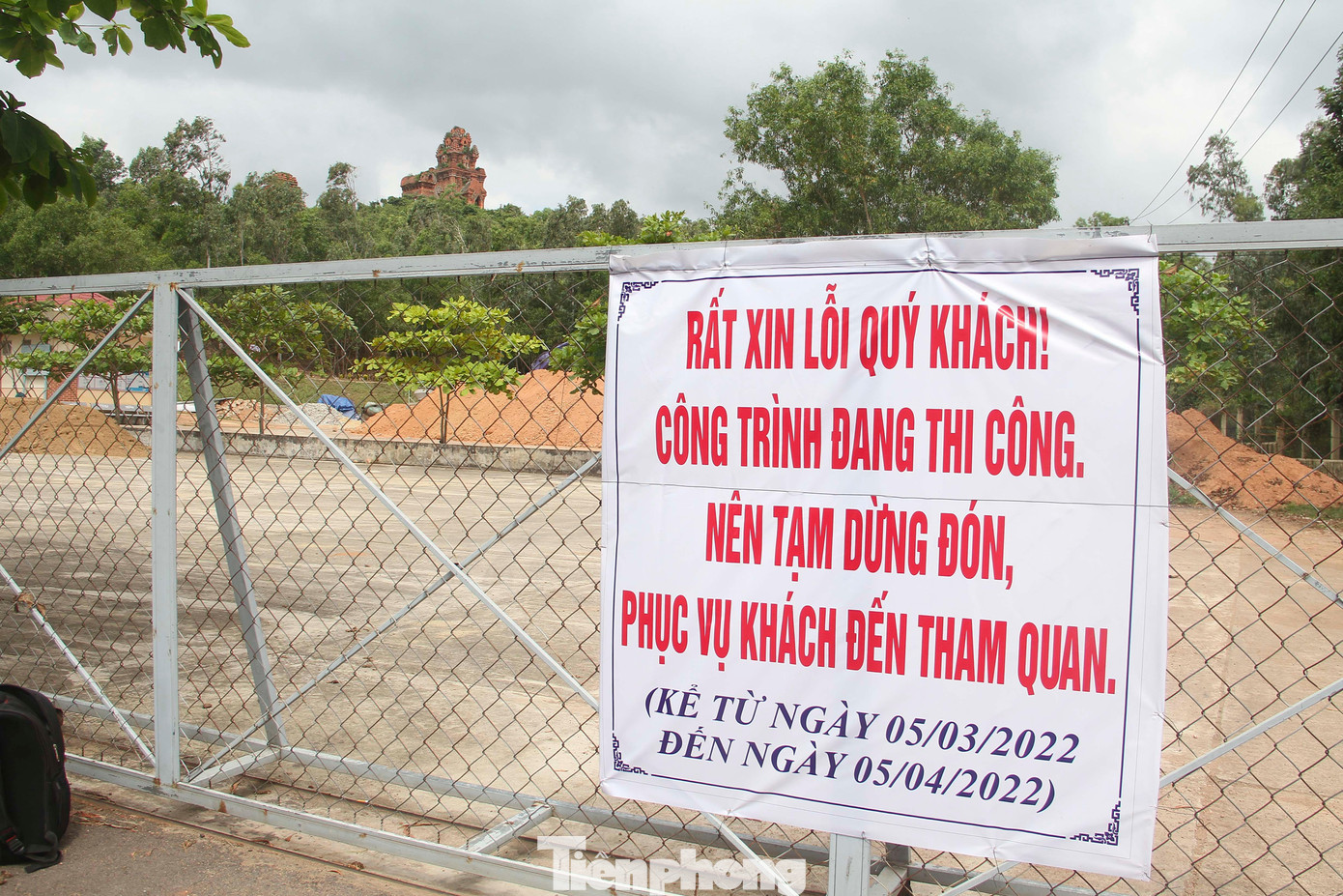 Tạm dừng đón, phục vụ khách đến tham quan Tháp Bánh Ít do công trình đang thi công. Ảnh: Trương Định Tạm dừng đón, phục vụ khách đến tham quan Tháp Bánh Ít do công trình đang thi công. Ảnh: Trương Định