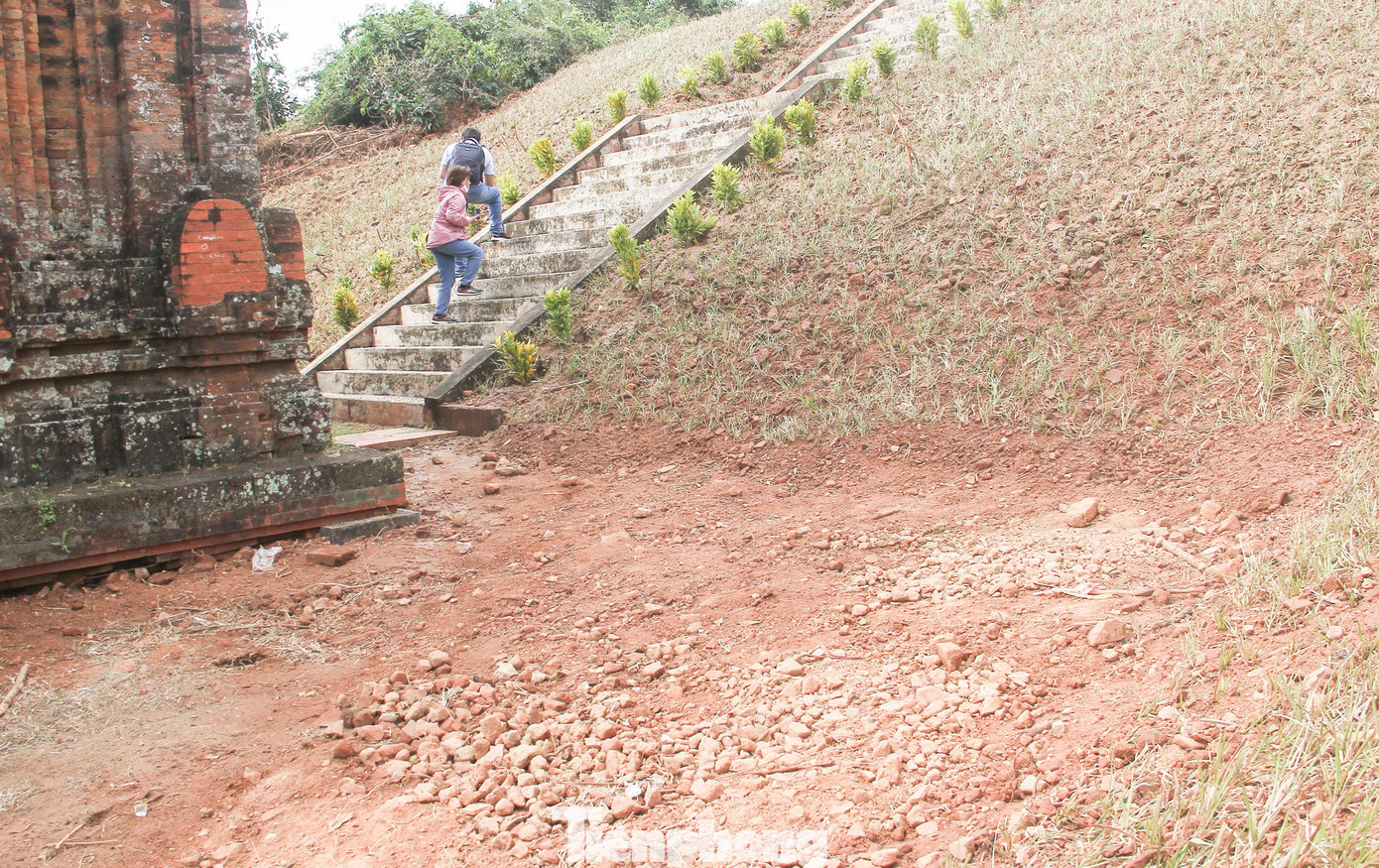 Khu vực xung quanh chân Tháp Cổng. Ảnh: Trương Định Khu vực xung quanh chân Tháp Cổng. Ảnh: Trương Định