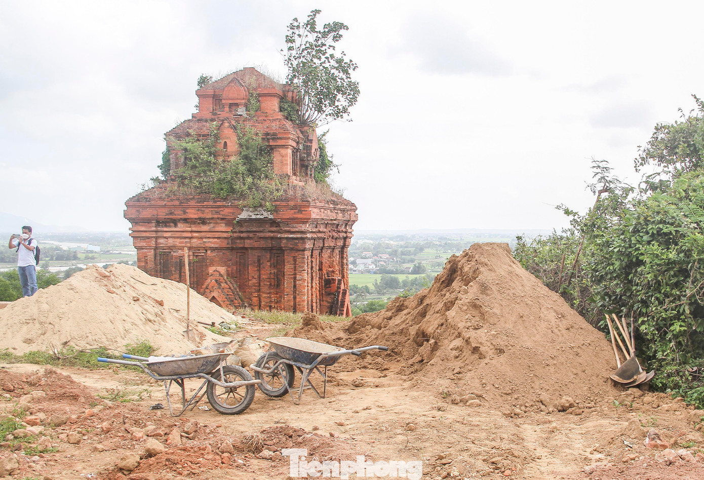 Ghi nhận tại công trình vào sáng 8/3, nhà thầu thi công đã đưa các loại máy đào ra khỏi phạm vi công trình. Các hạng mục xây dựng như: sân phía trước Tháp Chính, bồn hoa xung quanh các chân tháp, đường dẫn vào các tháp, tường rào xung quanh khuôn viên tháp… đang được xây dựng dang dở. Một số hạng mục đã xây dựng nhưng phải đập bỏ, tháo dỡ. Ảnh: Trương Định Ghi nhận tại công trình vào sáng 8/3, nhà thầu thi công đã đưa các loại máy đào ra khỏi phạm vi công trình. Các hạng mục xây dựng như: sân phía trước Tháp Chính, bồn hoa xung quanh các chân tháp, đường dẫn vào các tháp, tường rào xung quanh khuôn viên tháp… đang được xây dựng dang dở. Một số hạng mục đã xây dựng nhưng phải đập bỏ, tháo dỡ. Ảnh: Trương Định