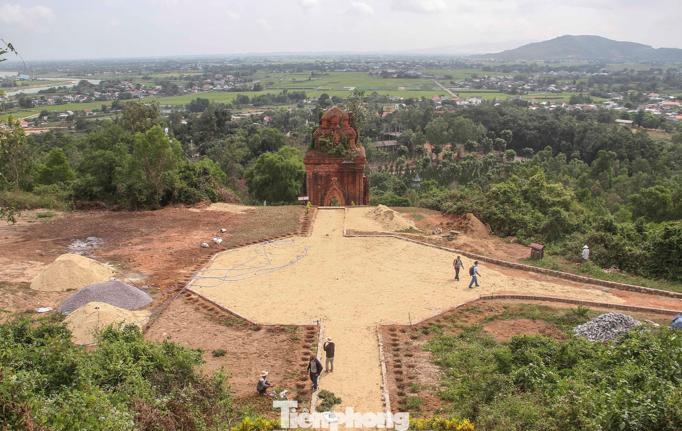 Thời gian qua, dư luận cũng tỏ ra lo ngại việc thi công đưa phương tiện cơ giới đào múc tại khu vực xung quanh Tháp Chính, việc này sẽ tạo rung chấn, ảnh hưởng đến ngôi tháp cổ. Ảnh: Trương Định Thời gian qua, dư luận cũng tỏ ra lo ngại việc thi công đưa phương tiện cơ giới đào múc tại khu vực xung quanh Tháp Chính, việc này sẽ tạo rung chấn, ảnh hưởng đến ngôi tháp cổ. Ảnh: Trương Định