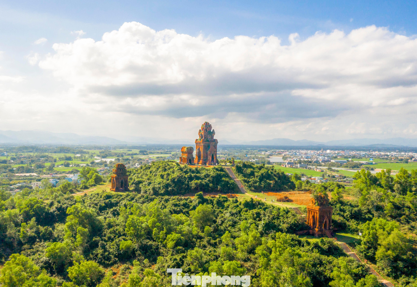 Cụm tháp Bánh Ít. Ảnh: V.H Cụm tháp Bánh Ít. Ảnh: V.H