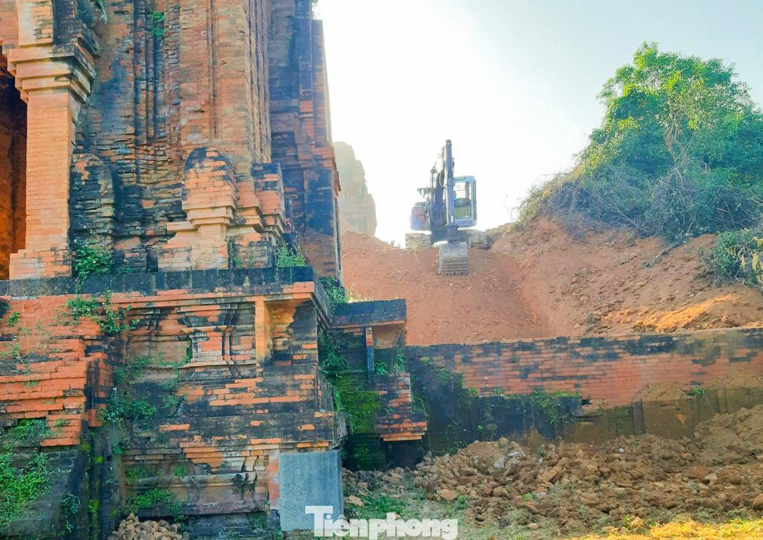 Đưa phương tiện cơ giới lên thi công. Ảnh: P.H