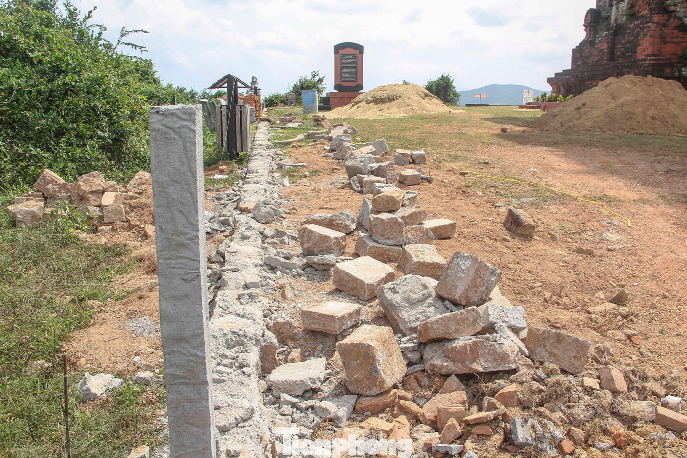 Các hạng mục xây dựng xung quanh Tháp Chính bị tháo dỡ. Ảnh: Trương Định Các hạng mục xây dựng xung quanh Tháp Chính bị tháo dỡ. Ảnh: Trương Định