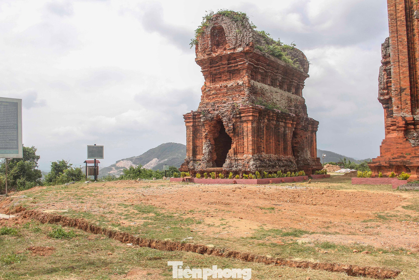 Sân tháp chính của Tháp Bánh Ít (ảnh chụp 8/3). Ảnh: Trương Định Sân tháp chính của Tháp Bánh Ít (ảnh chụp 8/3). Ảnh: Trương Định