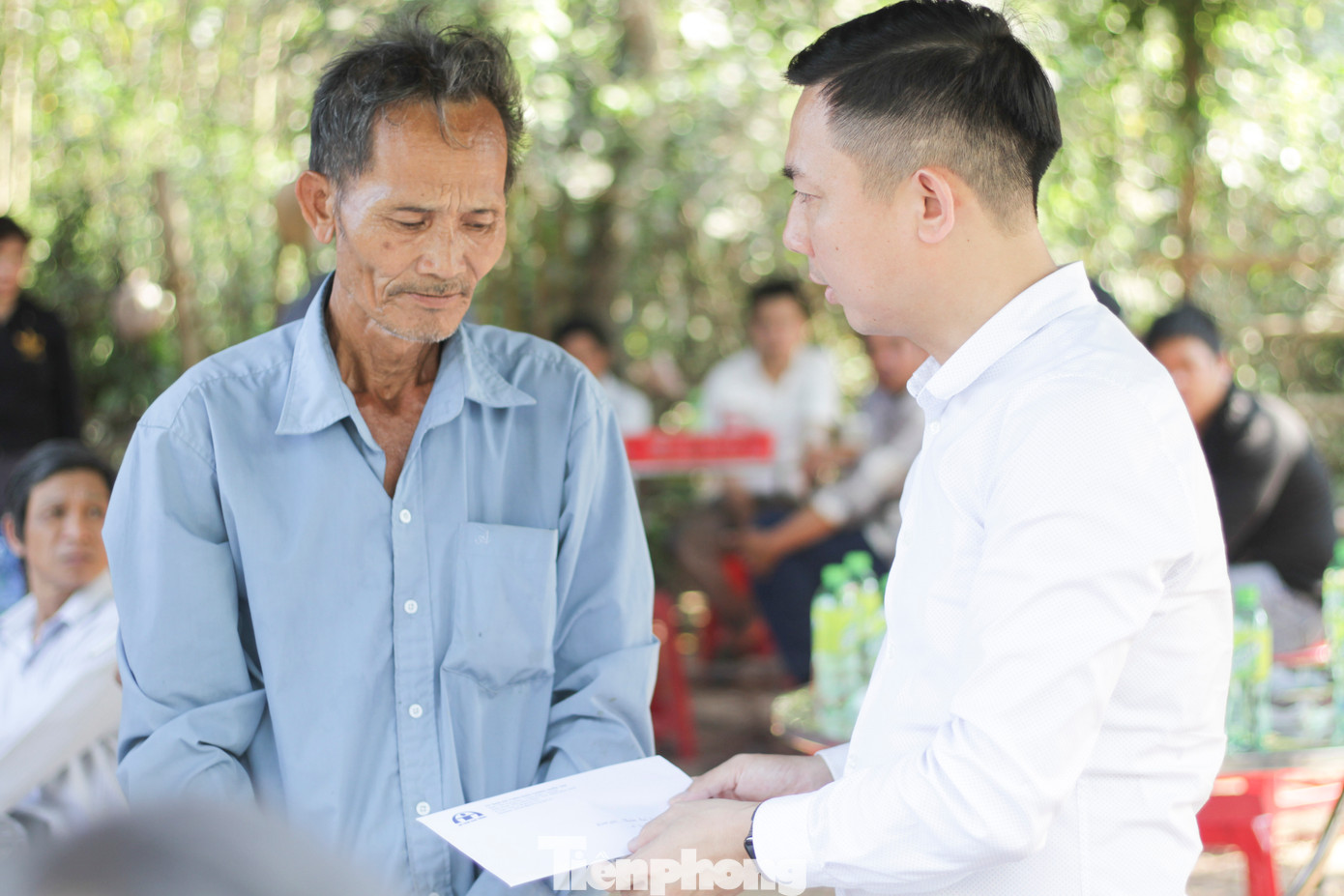 Đại diện lãnh đạo Ủy ban ATGT Quốc gia đến thăm hỏi, hỗ trợ gia đình anh Lĩnh. Ảnh: T.Đ