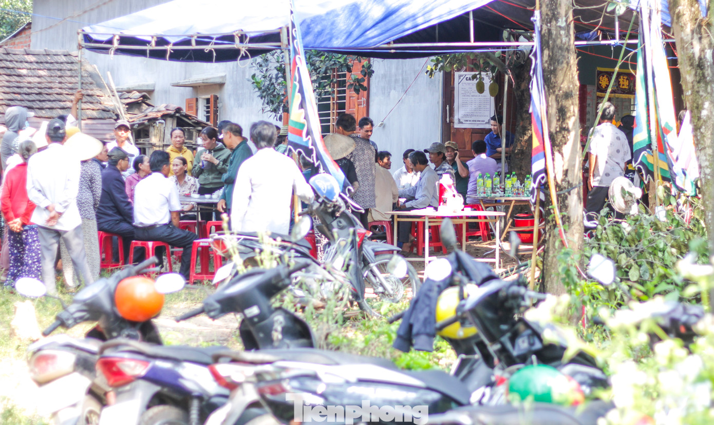 Bà con hàng xóm đã tới thăm hỏi, động viên gia đình anh Lĩnh. Ảnh: T.Đ