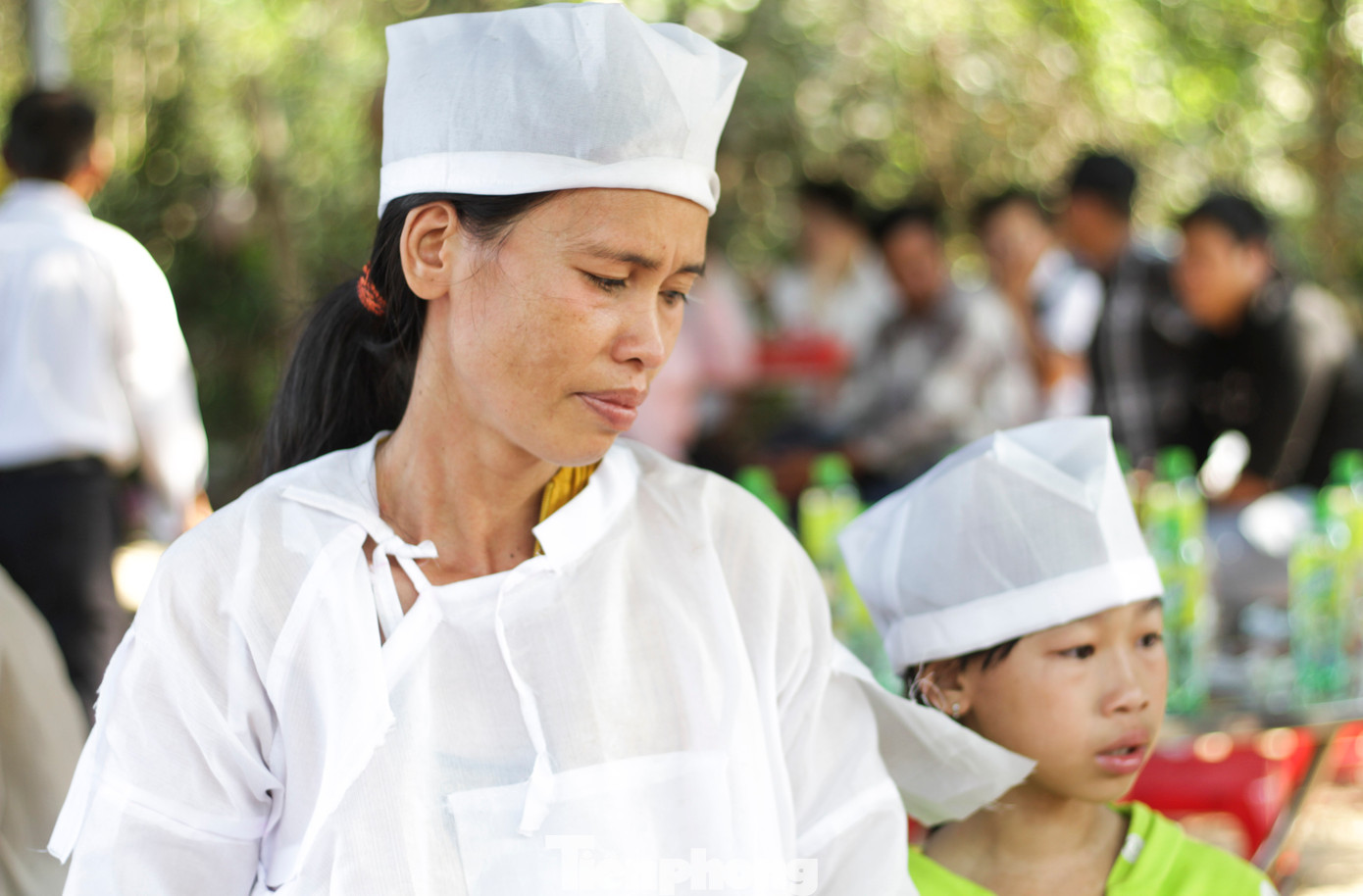 Chị Nguyễn Thị Tuyết (vợ anh Lĩnh) đau đớn trước sự ra đi đột ngột của chồng. Ảnh: Trương Định