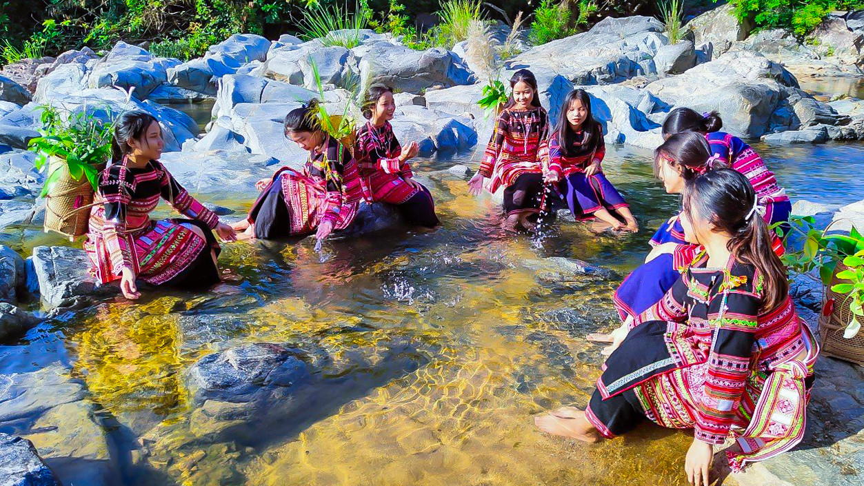 Ngoài ra, trong Chương trình mục tiêu quốc gia phát triển kinh tế, xã hội vùng đồng bào dân tộc thiểu số và miền núi, thì Dự án 6 Bảo tồn, phát huy bản sắc văn hóa gắn với phát triển du lịch thì địa phương cũng đã đề xuất xây dựng nhà trưng bày, kết hợp với thực hành để phát triển du lịch. Bên cạnh đó là làm các video quảng bá sản phẩm dệt thổ cẩm để mọi người biết đến. Ảnh: xã Canh Thuận