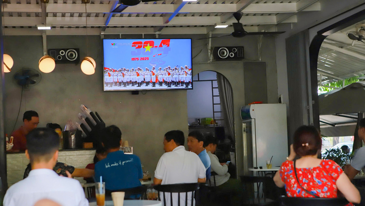 Hôm nay (30/4), ngay từ sáng sớm, đông đảo người dân và du khách tại phố biển Quy Nhơn hướng về TPHCM qua màn hình tivi để theo dõi truyền hình trực tiếp lễ kỷ niệm và diễu binh, diễu hành. Hôm nay (30/4), ngay từ sáng sớm, đông đảo người dân và du khách tại phố biển Quy Nhơn hướng về TPHCM qua màn hình tivi để theo dõi truyền hình trực tiếp lễ kỷ niệm và diễu binh, diễu hành.