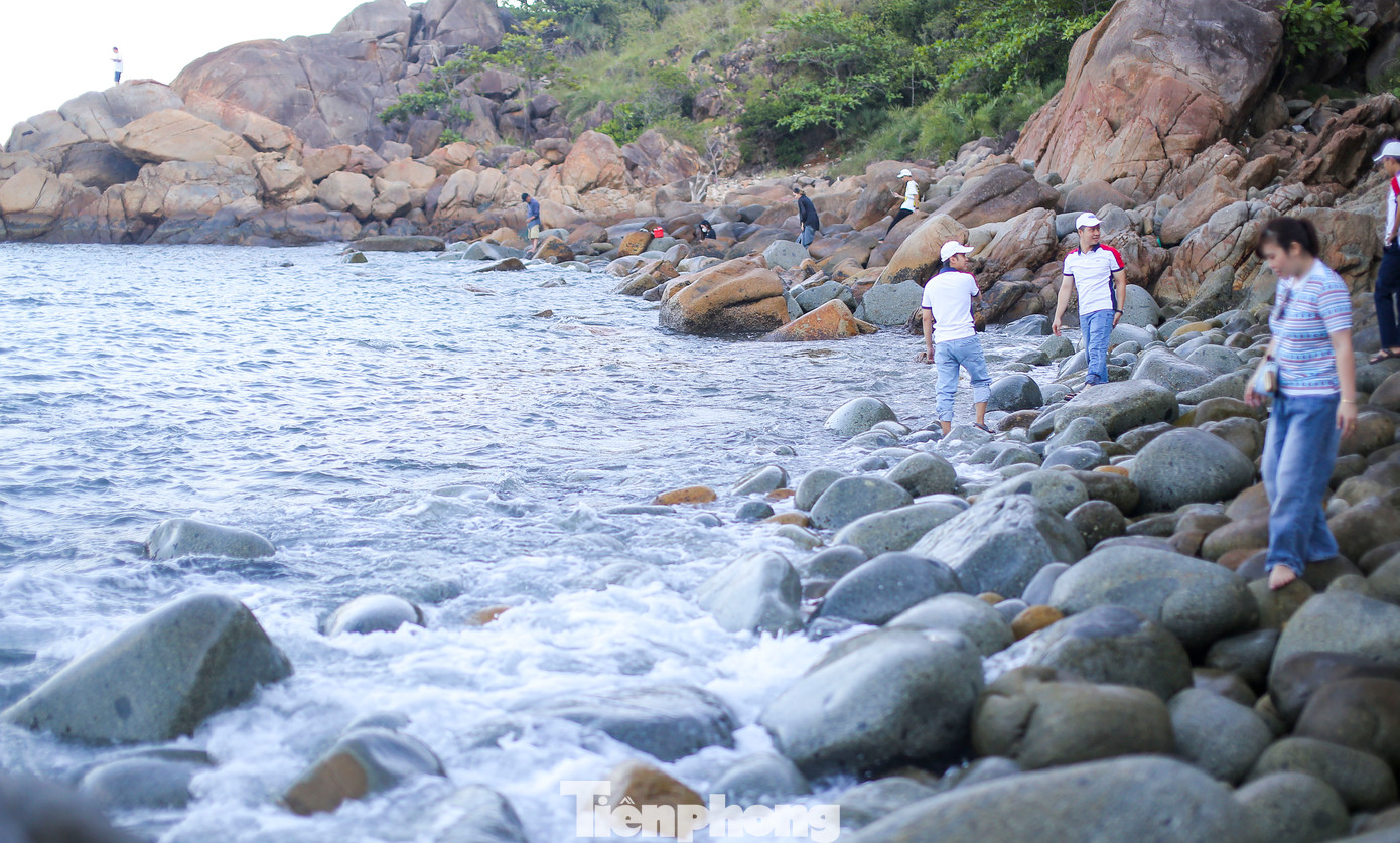 Bãi tắm không quá dài, bao quanh là những khối núi cao che chắn, mặt nước yên, không nhiều sóng lớn. Phần lớn du khách đến đây để chụp ảnh, ngắm cảnh, lội chân dưới nước mỗi khi sóng biển đánh vào để thư giãn chứ không tắm biển. Ảnh: Trương Định.