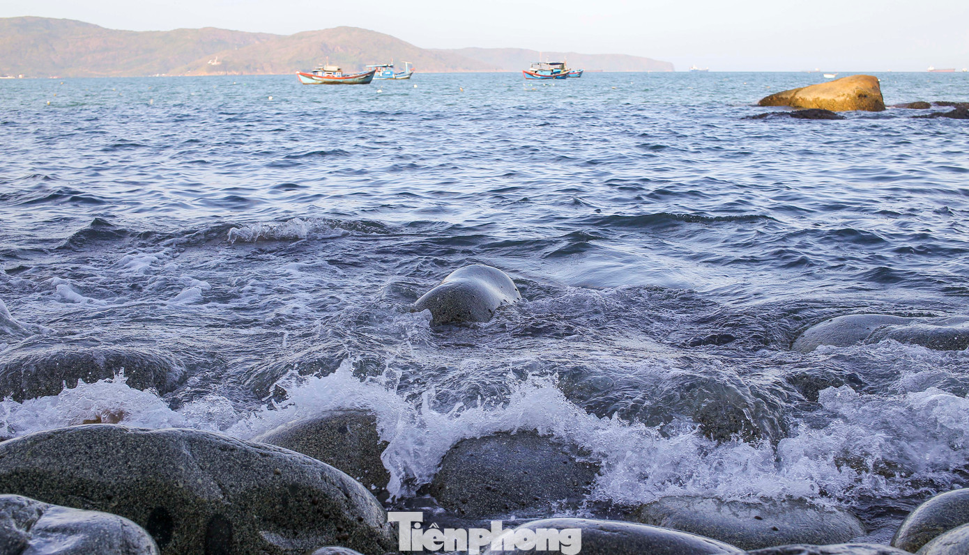 Những viên đá tròn khổng lồ. Ảnh: Trương Định.