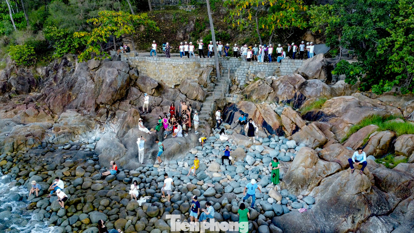 Cách trung tâm TP. Quy Nhơn khoảng 2km, bãi tắm Hoàng Hậu nằm trong khu du lịch Ghềnh Ráng - Tiên Sa, thời gian qua thu hút rất đông khách du lịch. Điểm đến không thu phí tham quan, khách chỉ trả tiền gửi xe hoặc dịch vụ ăn uống trong khuôn viên khu du lịch. Ảnh: Trương Định.
