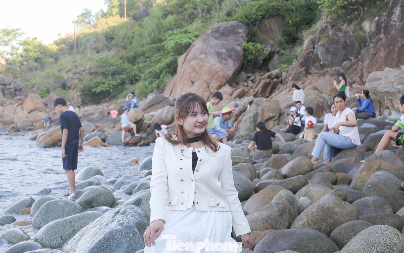 Du khách đến tham quan, chụp hình kỷ niệm tại bãi đá trứng. Ảnh: Trương Định