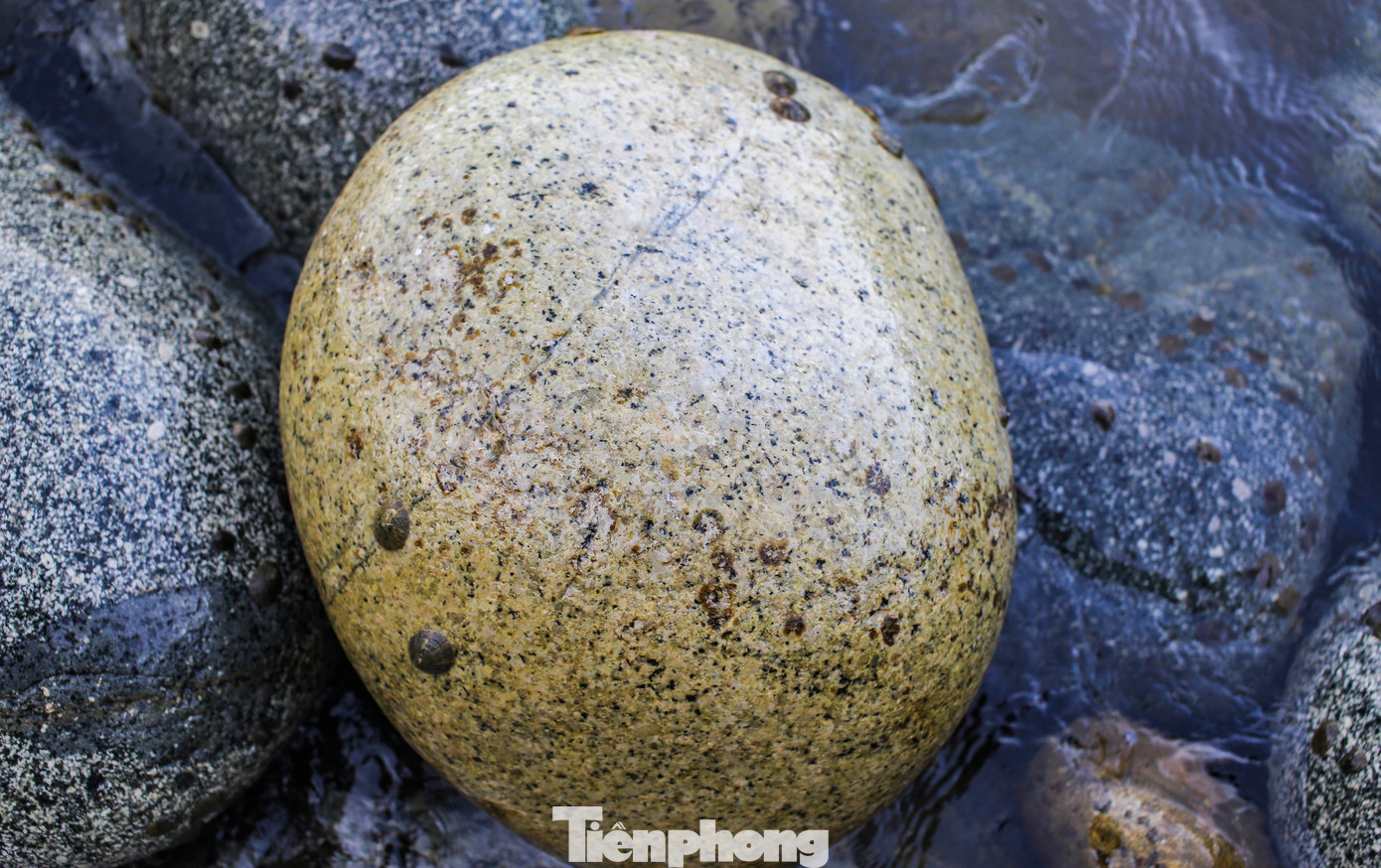 Những viên đá tròn khổng lồ. Ảnh: Trương Định.