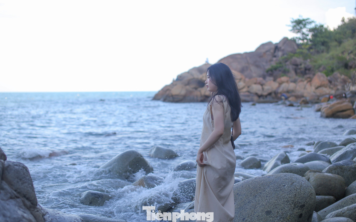 Một nữ du khách khám phá bãi tắm Hoàng Hậu.