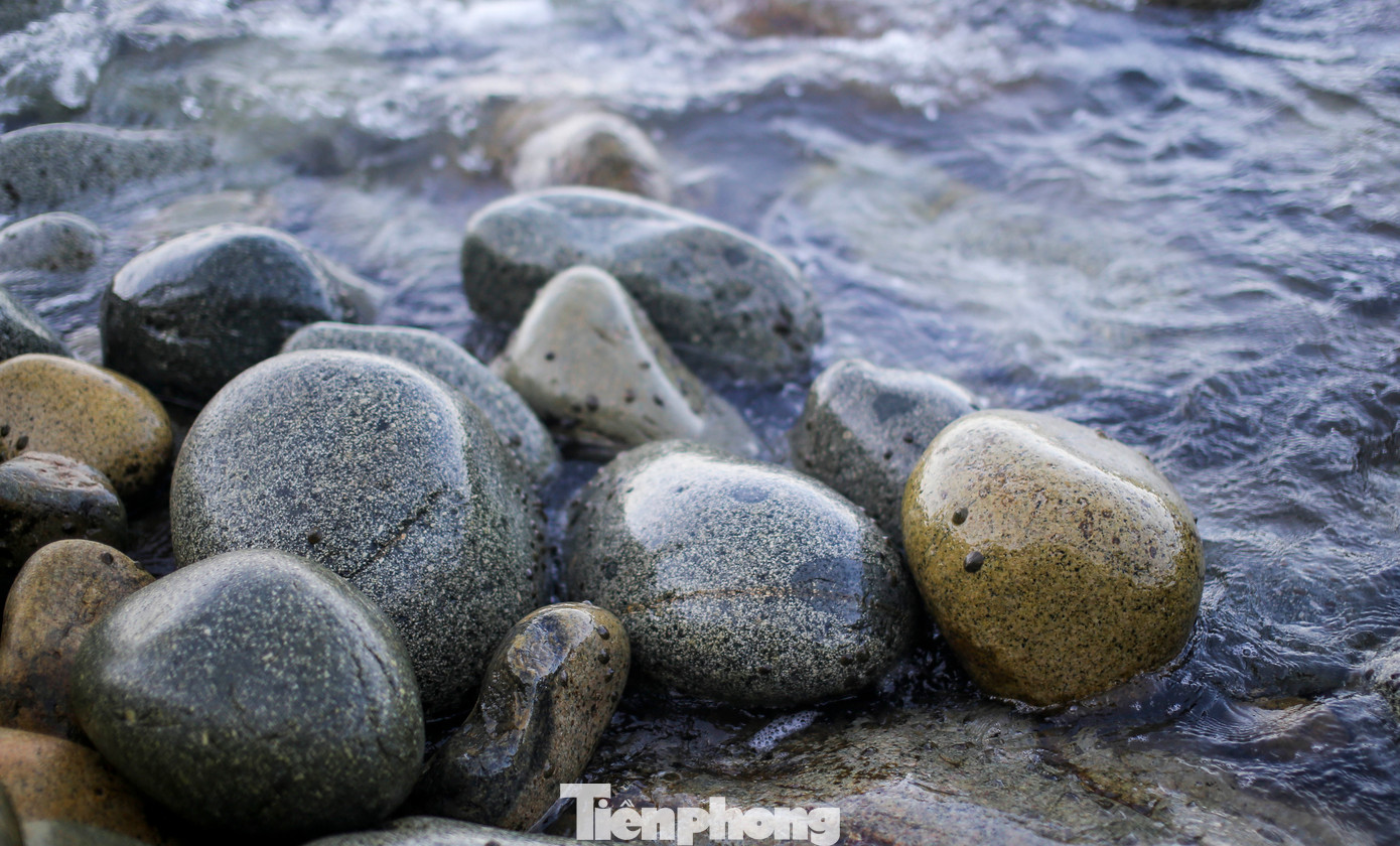 Những viên đá tròn khổng lồ. Ảnh: Trương Định.