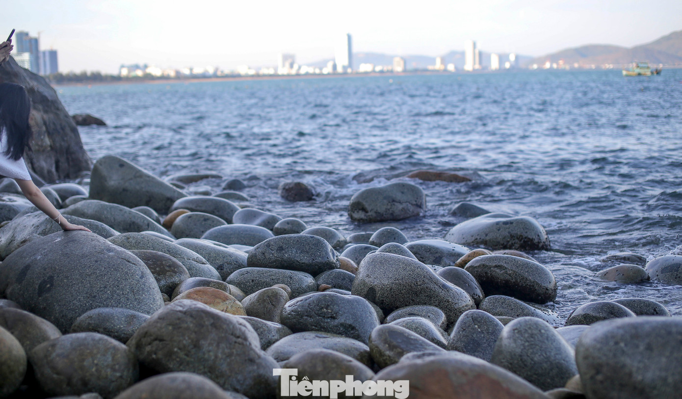 Tấm biển đá lớn đặt ngay phía trên ghi lại sự tích nơi này: "Tương truyền, trong những lần theo vua Bảo Đại kinh lý các tỉnh miền Trung, Nam Phương Hoàng Hậu - vị Hoàng Hậu cuối cùng của chế độ phong kiến đã chọn nơi đây làm bãi tắm cho mình". Và “bãi tắm Hoàng Hậu” có tên gọi bắt nguồn từ đây. Ảnh: Trương Định.