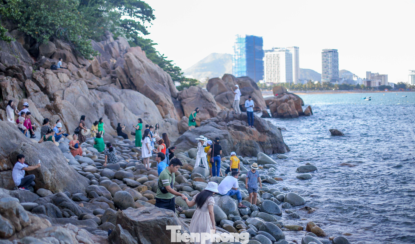 Khách du lịch tham quan, khám phá bãi đá trứng. Ảnh: Trương Định.