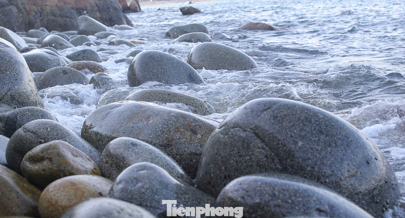 Bãi có vô số hòn đá tròn, nhẵn như quả trứng chim khổng lồ xếp chồng lên nhau nên còn được gọi là bãi đá trứng. Mỗi hòn đá có màu sắc và kích thước khác nhau. Ảnh: Trương Định.